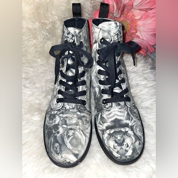 Dr. Martens Hackney Canvas Boots Black and White Floral Skulls Size US 7 - Picture 2 of 8